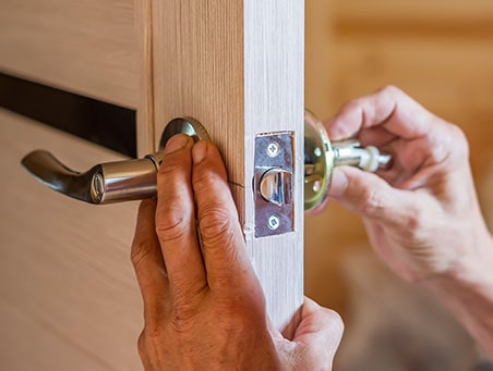 Мастер меняет фурнитуру.